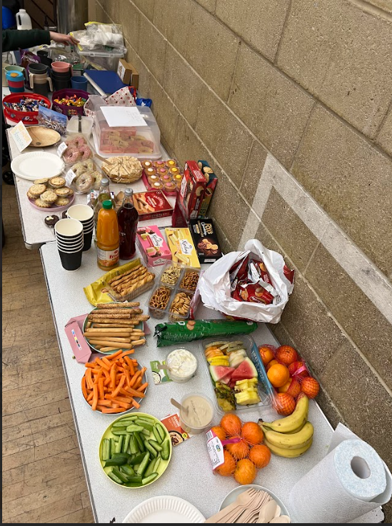 Photo of the buffet that day. Various fruits such as oranges, bananas, cucumber and other soft drinks and cakes and crisps.